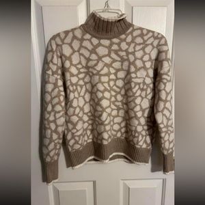 Great condition. Vineyard Vines sweater